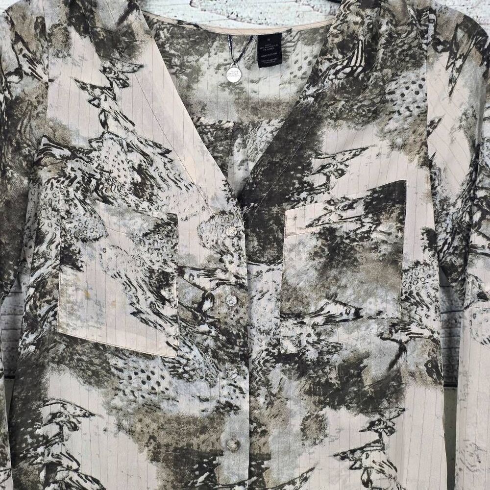 BKE Boutique Abstract Button Front Blouse Womens Small - Picture 2 of 8